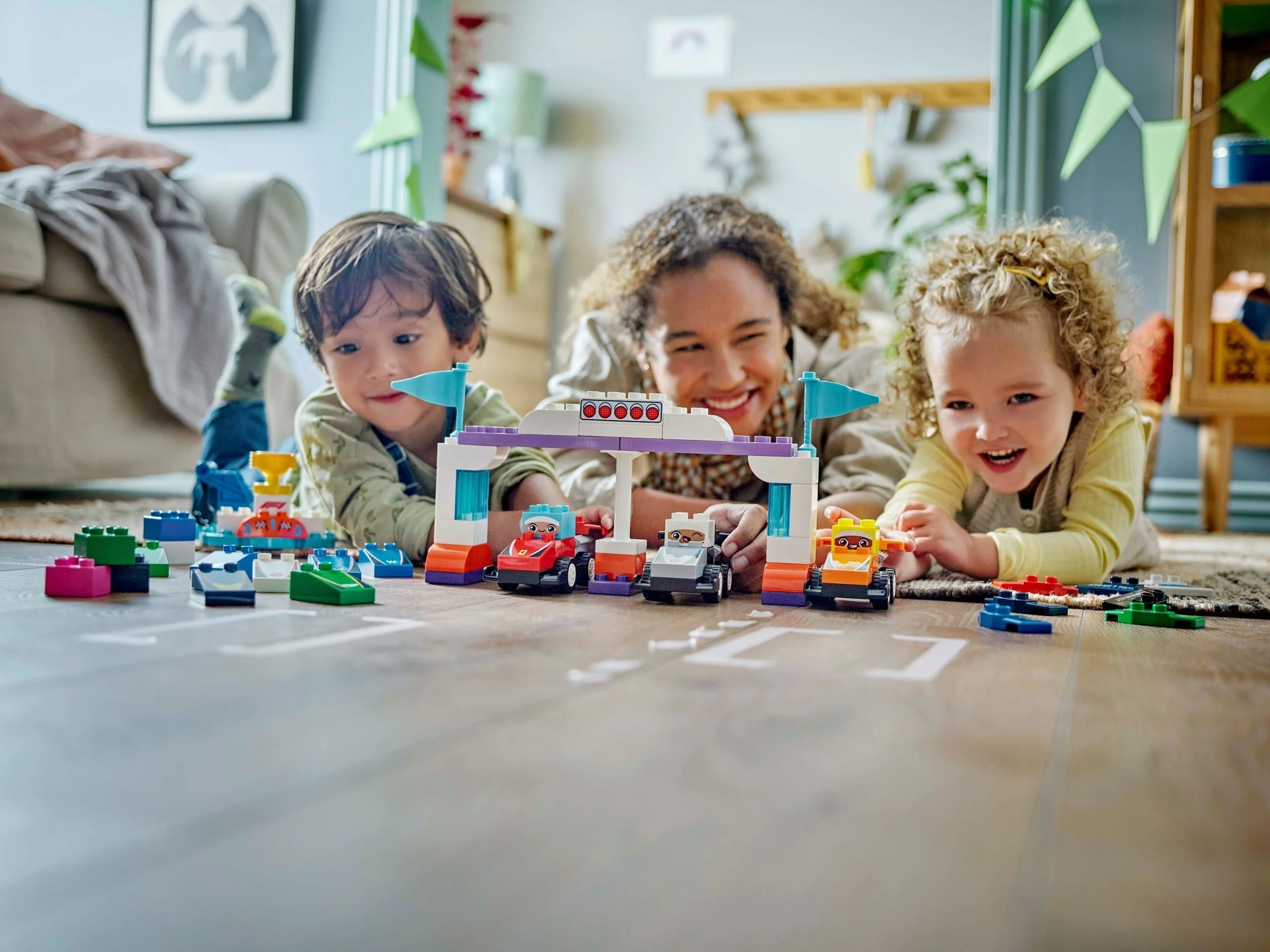 F1® Team Rennautos mit Rennfahrern - Thumbnail 5