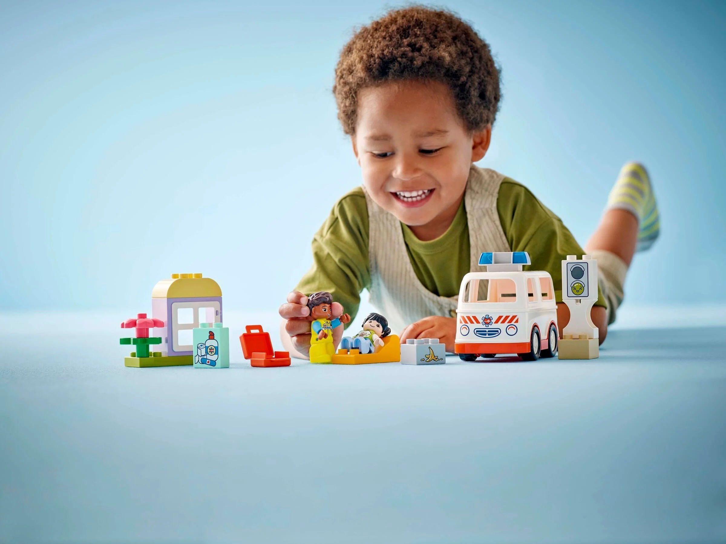 Rettungswagen mit Fahrer - Thumbnail 3