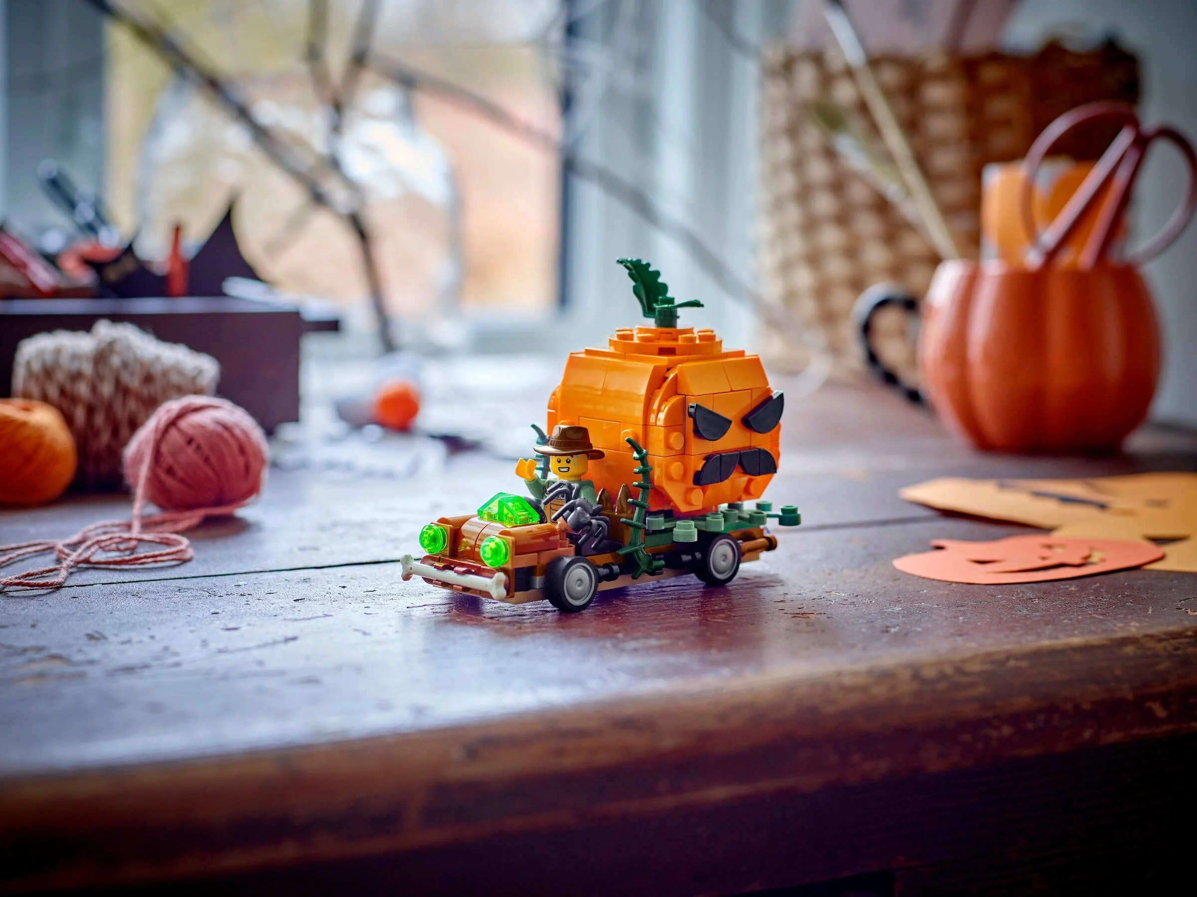 Pickup mit Halloweenkürbis - Thumbnail 6