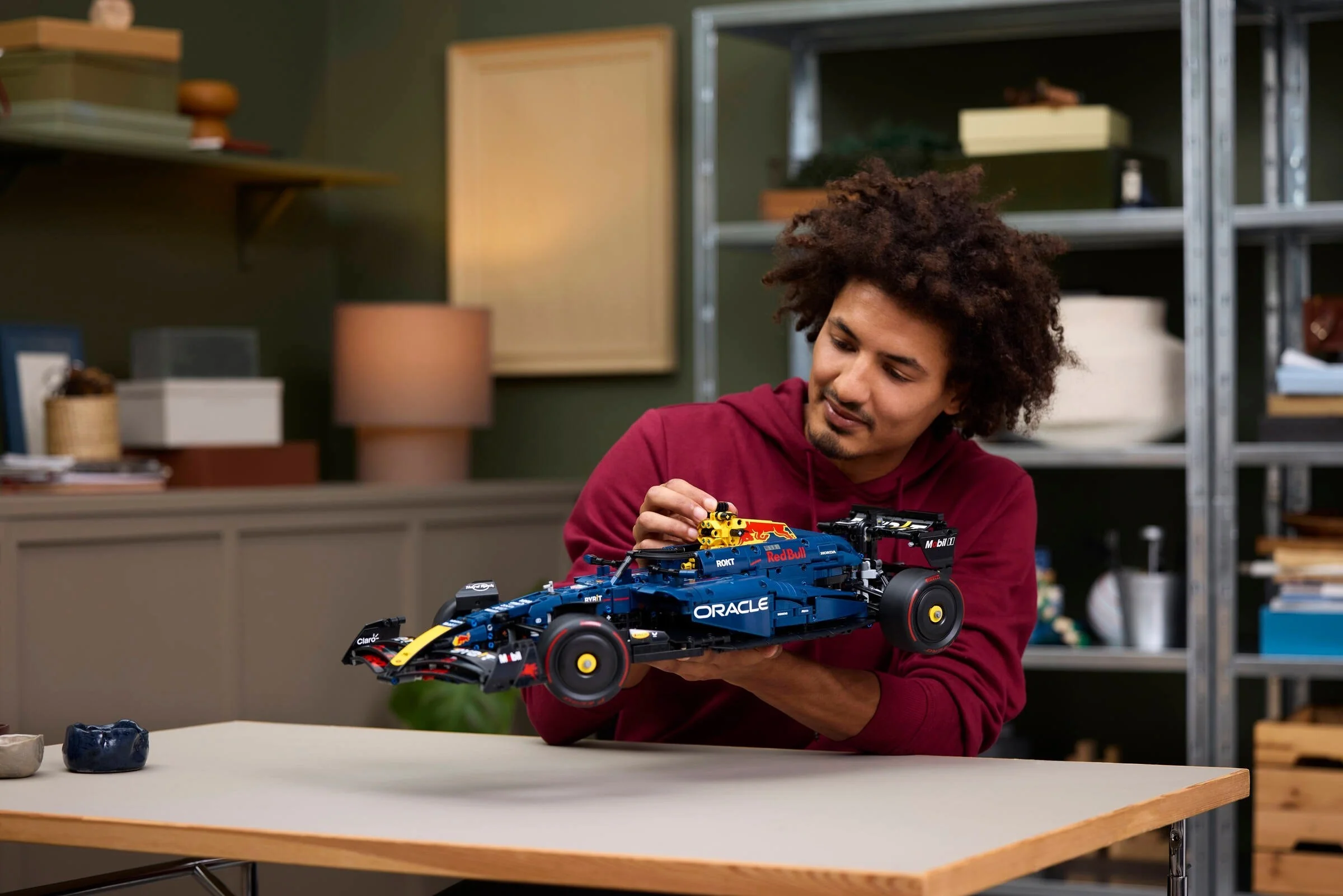 Oracle Red Bull Racing RB20 F1 Rennauto - Thumbnail 3