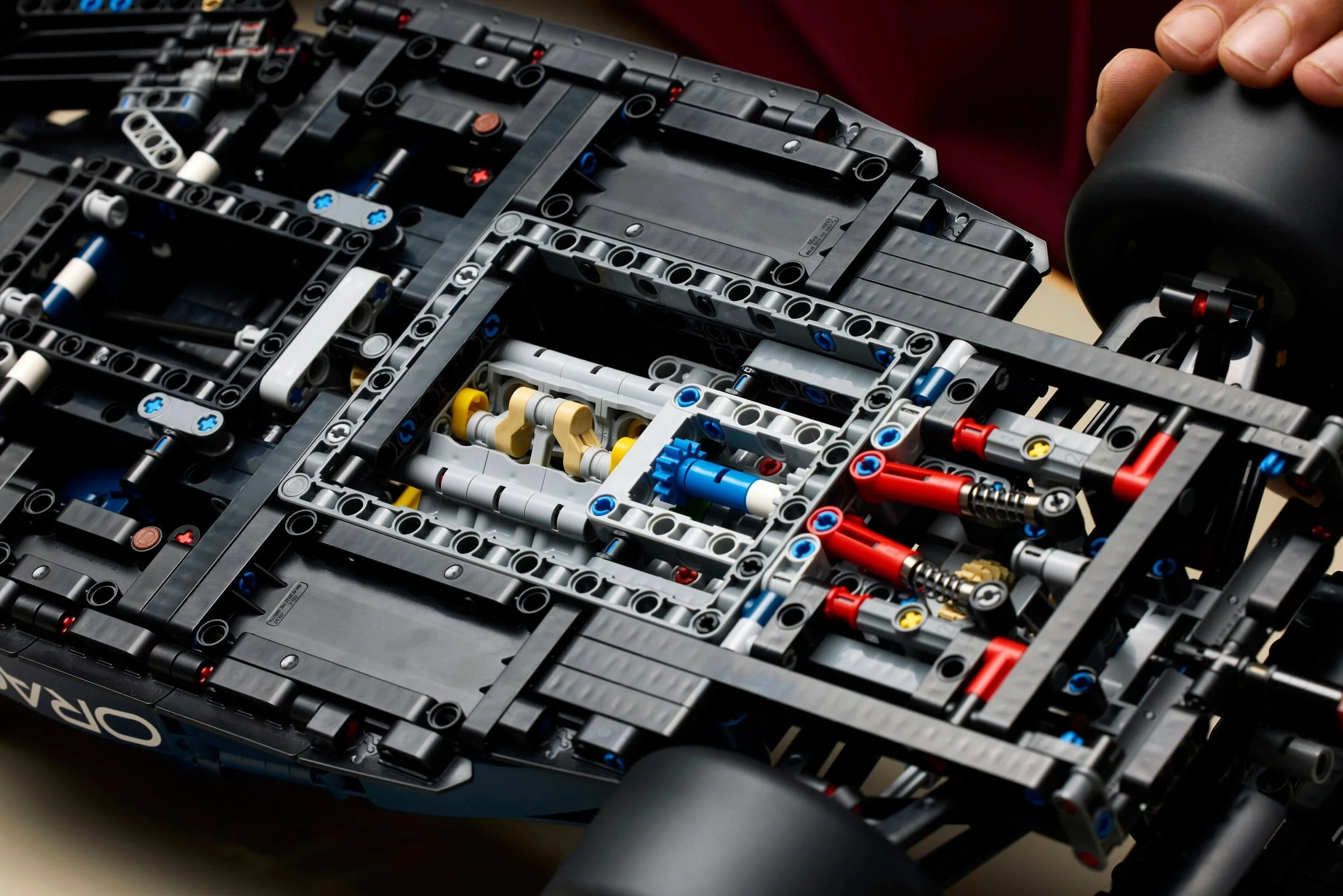 Oracle Red Bull Racing RB20 F1 Rennauto - Thumbnail 5