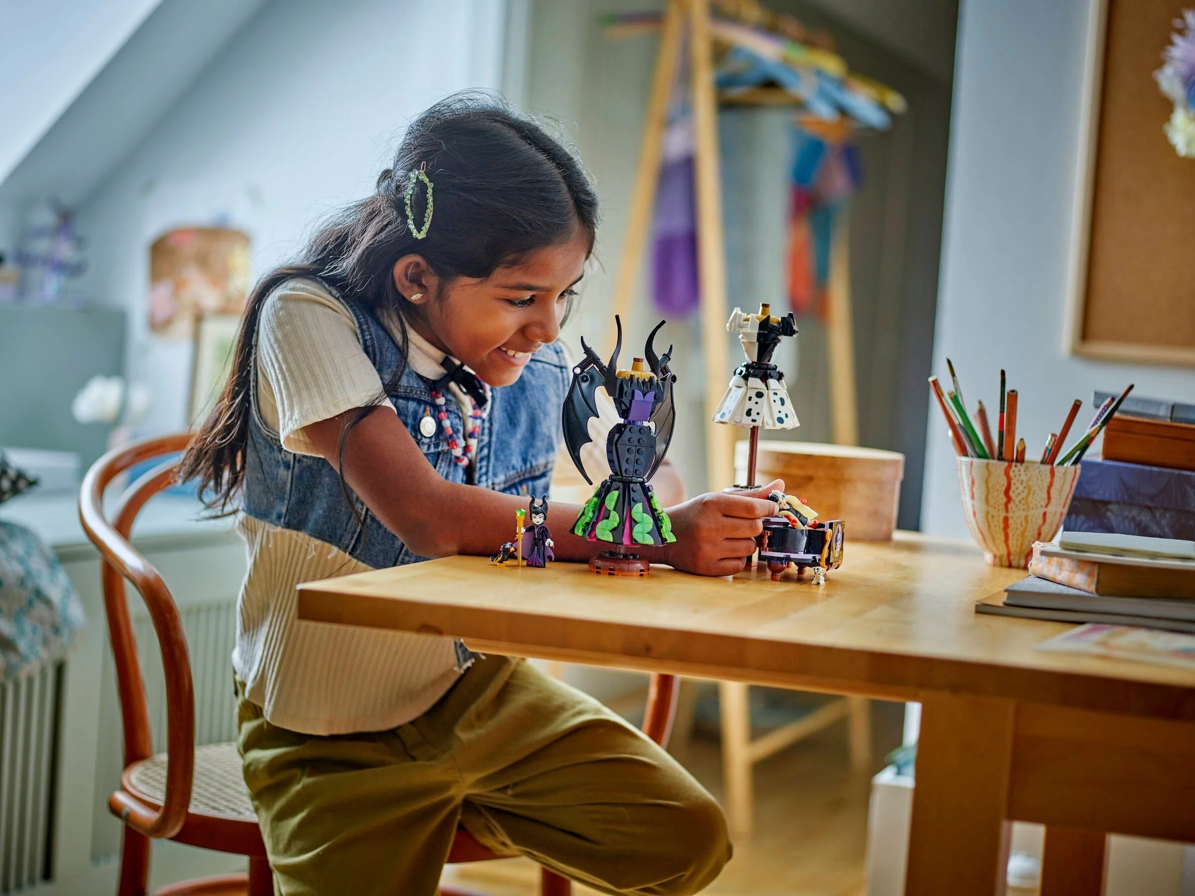 Die Kleider von Malefiz und Cruella De Vil - Thumbnail 2