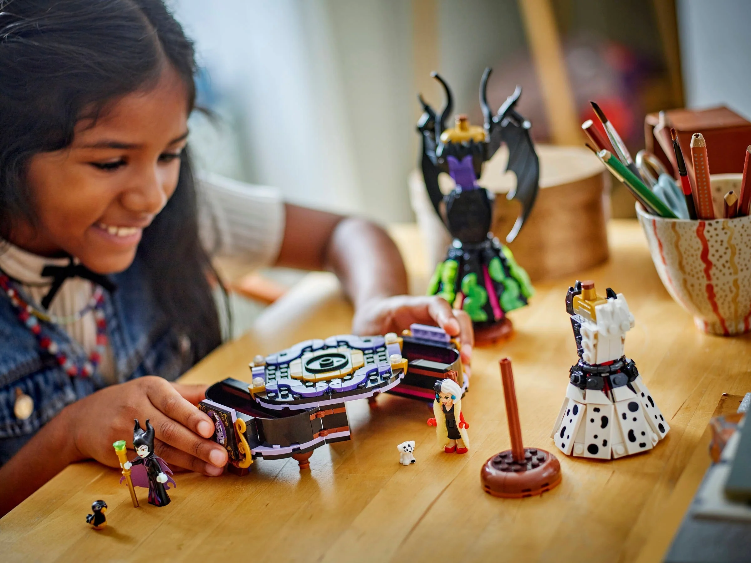 Die Kleider von Malefiz und Cruella De Vil - Thumbnail 3