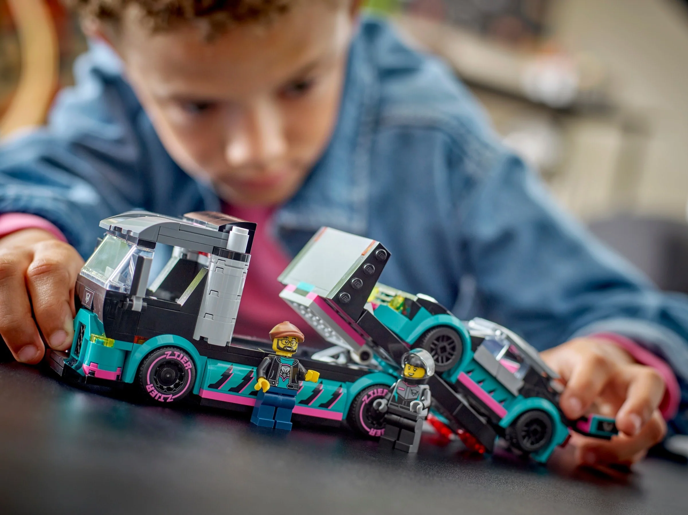 Autotransporter mit Rennwagen - Thumbnail 8