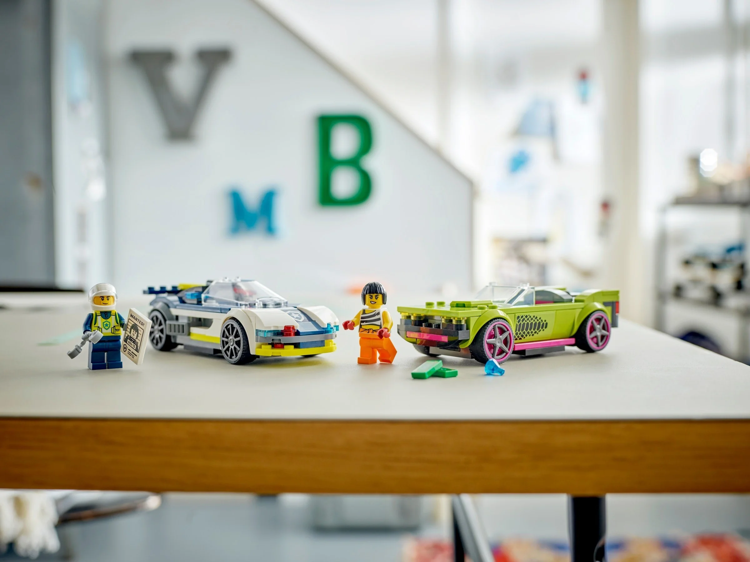 Verfolgungsjagd mit Polizeiauto und Muscle Car - Thumbnail 4