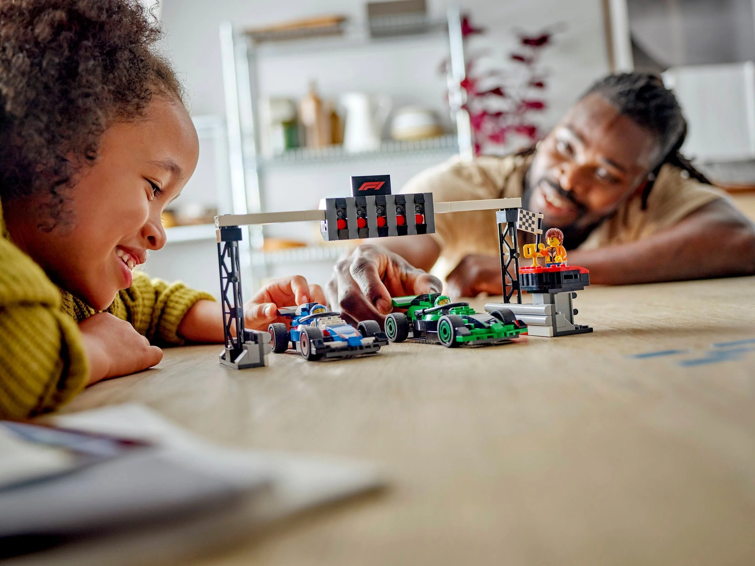 F1® Startaufstellung mit VCARB & Sauber Rennautos - Thumbnail 6