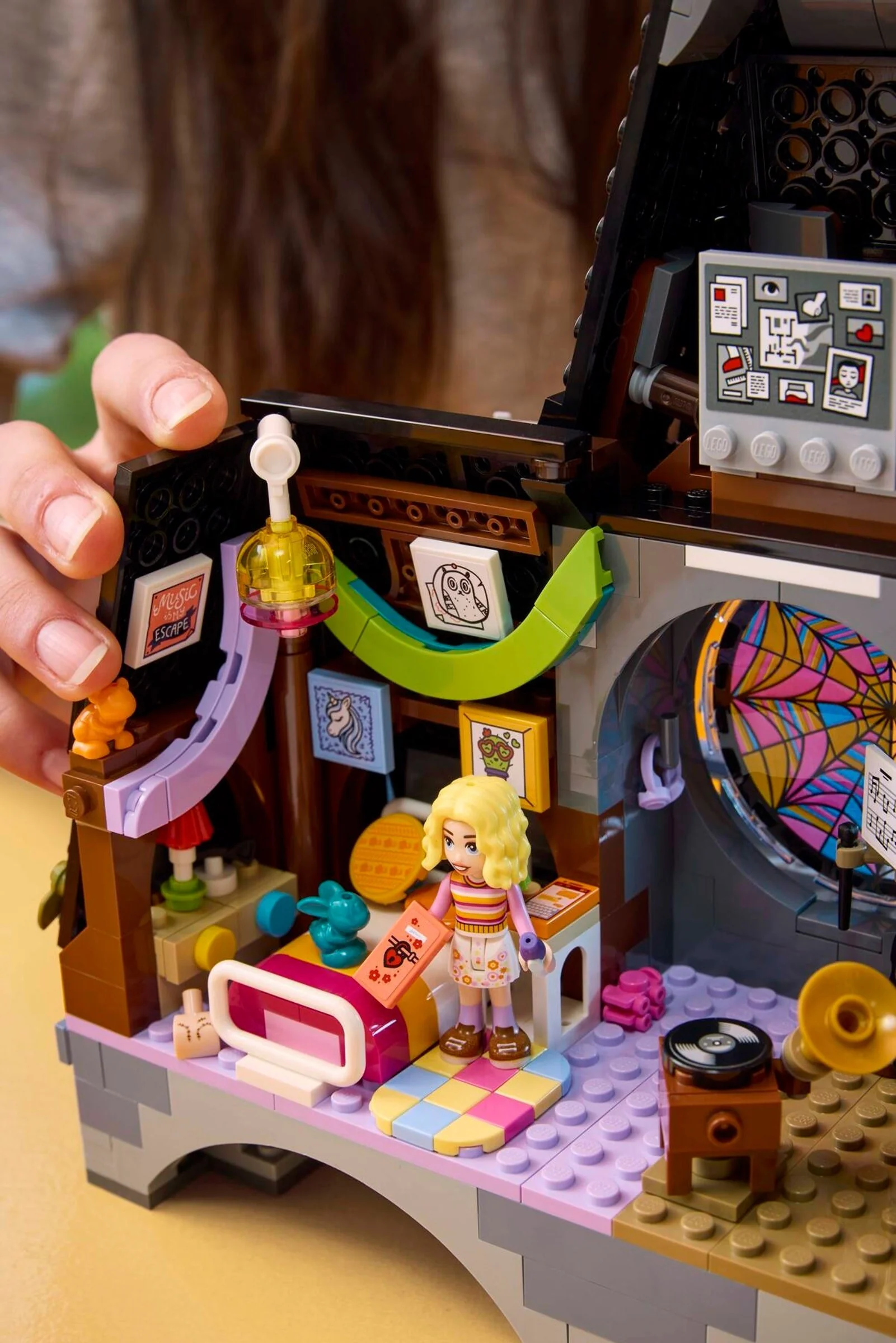 Wednesdays und Enids Zimmer im Studentenwohnheim - Thumbnail 4